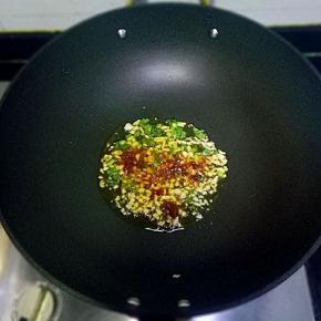 放入1勺豆瓣酱炒出红油