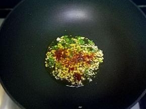 放入1勺豆瓣酱炒出红油