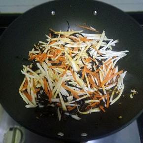 倒入杏鲍菇丝，木耳丝，胡萝卜丝炒软