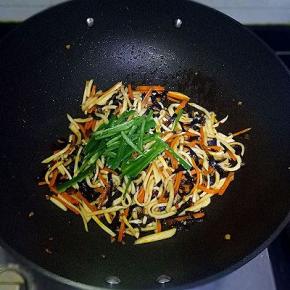 加入青椒丝翻炒，倒入碗汁，大火收汁即可