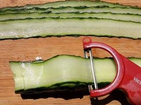 选一个直一些的黄瓜洗干净，去掉两端，用刮皮器刮成片状