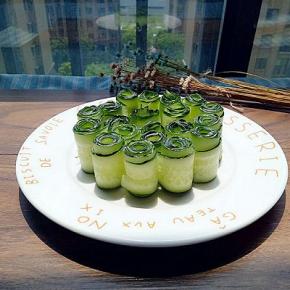 卷好的黄瓜摆放在盘中