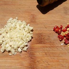 蒜切成末，干红辣椒切成小段