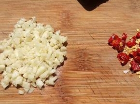 蒜切成末，干红辣椒切成小段