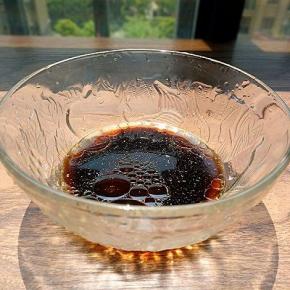 调料汁:将生抽、醋、盐、糖、香油，调成料汁备用（可根据个人口味适量增减各种调料）