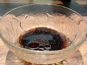 调料汁:将生抽、醋、盐、糖、香油，调成料汁备用（可根据个人口味适量增减各种调料）