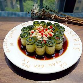 将调好的料汁浇在黄瓜上，蒜末和红辣椒段摆放在黄瓜上