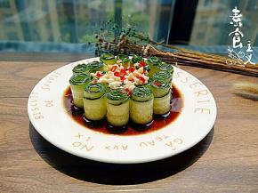 锅里烧适量热油，用小勺舀起热油浇在蒜末和红辣椒上，滋滋的响就可以了！