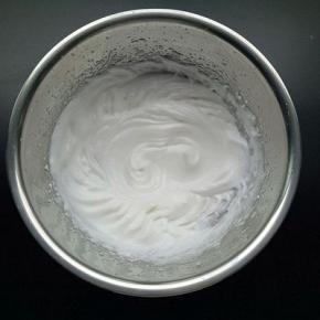 蛋清放入无油无水的容器中，滴几滴柠檬汁，白砂糖分三次加入（和戚风打蛋白一样），打至提起打蛋器有小尖角即可