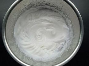 蛋清放入无油无水的容器中，滴几滴柠檬汁，白砂糖分三次加入（和戚风打蛋白一样），打至提起打蛋器有小尖角即可