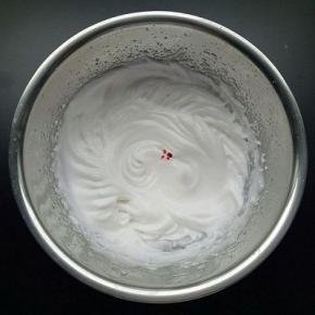 打好的蛋白中加入少许色素（不加也可以）