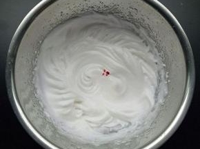 打好的蛋白中加入少许色素（不加也可以）