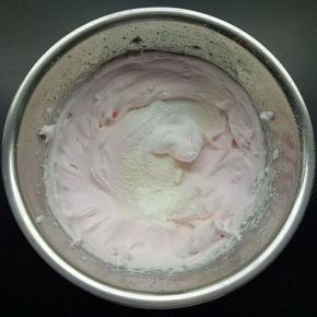 筛入玉米淀粉和奶粉，快去翻拌均匀