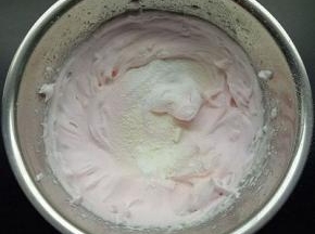 筛入玉米淀粉和奶粉，快去翻拌均匀