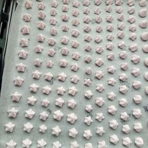 翻拌好的蛋白霜装入裱花袋中，烤盘上铺一层油纸，挤到烤盘中