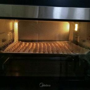 烤箱上管100度，下管90度，预约五分钟，烘烤50分钟