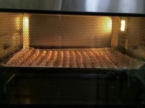 烤箱上管100度，下管90度，预约五分钟，烘烤50分钟