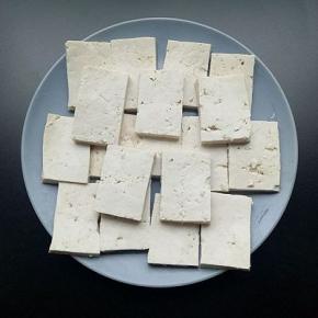 将老豆腐切成厚薄均匀的片