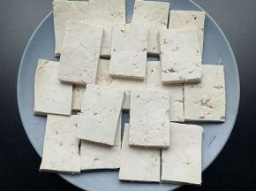 将老豆腐切成厚薄均匀的片