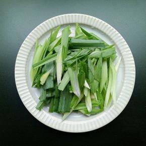 青蒜苗清洗干净，切成段