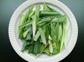 青蒜苗清洗干净，切成段
