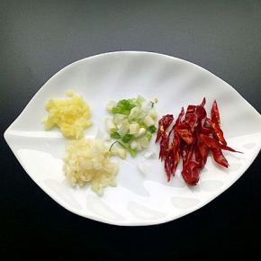 红辣椒切段，葱、姜、蒜切末