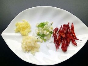 红辣椒切段，葱、姜、蒜切末