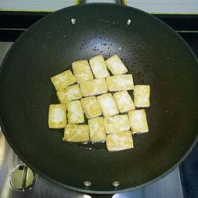 将一面煎至金黄，翻面继续煎至两面金黄盛出备用