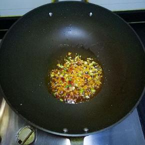 锅中剩的底油，加入葱、姜、蒜，一勺豆瓣酱炒出红油
