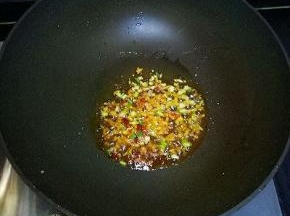 锅中剩的底油，加入葱、姜、蒜，一勺豆瓣酱炒出红油