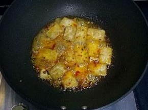 将豆腐放入锅中翻炒均匀，加入适量清水，小火煮片刻