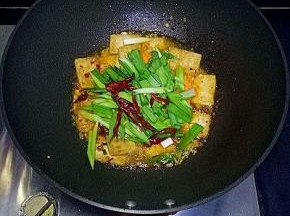 加入胡萝卜，青蒜苗，红辣椒翻炒均匀，大火收汁，加入适量鸡精翻炒均匀即可