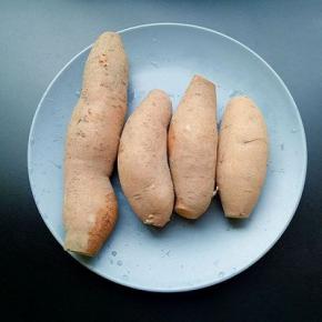 准备好大小差不多的红薯