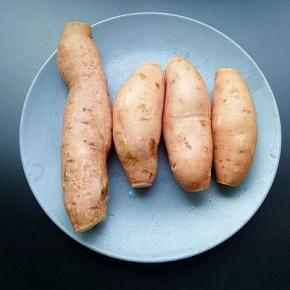 将红薯冲洗干净