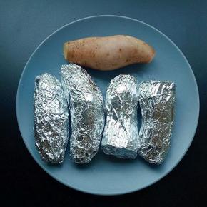 用锡纸将红薯包裹好