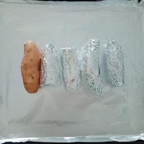 将红薯摆放在烤盘上（想试试包锡纸与不包锡纸有什么区别，先替各位实验一下