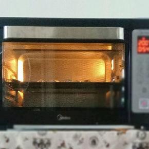 烤箱200°烘烤60分钟，中途记得翻面（我的红薯小，时间、温度根据自己准备的红薯大小以及烤箱重新设置）