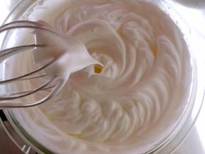 蛋白加几滴柠檬汁，分三次加入砂糖，打发至硬性发泡，打蛋器提起有个直立的小三角，烤箱预热160度