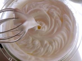 蛋白加几滴柠檬汁，分三次加入砂糖，打发至硬性发泡，打蛋器提起有个直立的小三角，烤箱预热160度