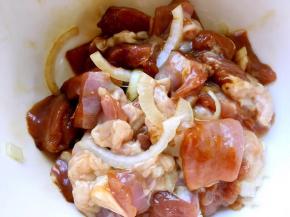 元葱切丝，羊肉块加盐、料酒、酱油、植物油跟元葱丝一丝搅拌均匀，腌制一个小时