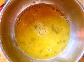 蛋液打散，加一点点盐搅拌均匀，烤箱预热180度