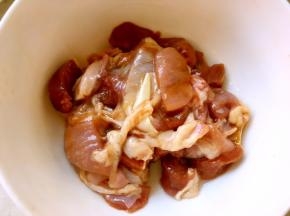 新鲜羊肉洗干净，切块