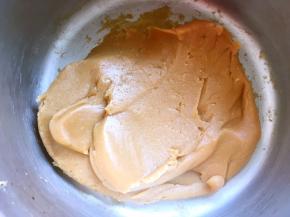 鸡蛋打散，分次加入蛋液，加入一次搅拌均匀后再加入第二次