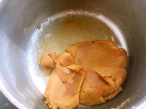 搅拌好的面团小火加热2分钟，记得搅拌，锅底出现薄膜即可