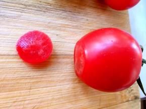 小西红柿底部用刀切掉一点点，让小西红柿能够站立