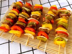 烤盘铺油纸，将串好的羊肉串撒一点孜然粉跟胡椒粉，喜欢吃辣的也可以撒一点辣椒粉，烤箱预热180度烤30分钟