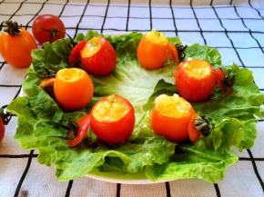 烤好的蛋液就像鸡蛋糕一样嫩嫩的，为了装饰好看，表层我撒了点葱花