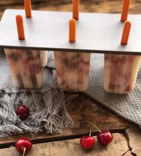 冰棒模具洗净擦干，棒子加盐和水煮下，模具里先放入酸奶，再放入果酱，用棒子稍微搅拌一下，再放入酸奶，再放点果酱搅拌一下，盖上盖子插入棒子，放冰箱冷冻．脱模时先用冷水冲一下模具外侧．