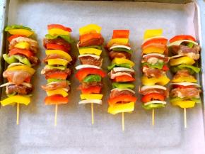 用竹签均匀的将彩椒、元葱跟羊肉块搭配着串成串