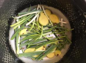 电饭锅抹上一层油，放入姜片葱花椒